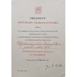 Dekret - Československá medaile " Za chrabrost " , podpis gen. B.Boček