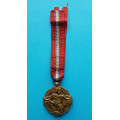 Závěsná miniatura na stužce - Československá revoluční medaile s podpisem