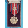 Pamětní medaile ZA VĚRNOST A BRANNOST v orig. etui - ražený štítek - varianta bílý kov - var. b "RR"
