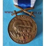 Čs vojenská medaile Za zásluhy II. stupně v orig. etui - bronzová - Pražské vydání z roku 1945-1947 - VARIANTA v mečovém převýšení - VZÁCNÉ