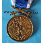 Čs vojenská medaile Za zásluhy II. stupně v orig. etui - bronzová - Pražské vydání z roku 1945-1947 - VARIANTA v mečovém převýšení - VZÁCNÉ