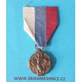 Závěsná miniatura na stužce - Československá revoluční medaile s podpisem medailéra