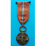 UPRAVENÁ - Československá revoluční medaile - dutá bez podpisu - na Pařížské vydání z let 1918-1919 na čince - FRANCOUZSKÉ LEGIE se štítky - "LE" , ALLSACE a ARGONNE , číslo pluku „23“ „22“ a "21" a lipový list - var. dutá tmavá