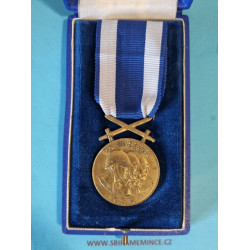 Čs vojenská medaile Za zásluhy II. stupně - bronzová - Pražské vydání z roku 1945-1947 v orig.etui - VARIANTA v mečovém převýšení - VZÁCNÉ