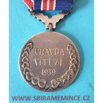 Československá medaile Za chrabrost před nepřítelem - II. Pražské vydání 1945-47 v orig. etui - varianta c-3 - slovenský nápis - bílý kov