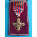 Československý válečný kříž 1939 - PRAŽSKÉ VYDÁNÍ 1945-46 , 1x lipová ratolest , původní orig. etue - var.d