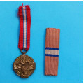 Závěsná miniatura na stužce - Československá revoluční medaile s podpisem
