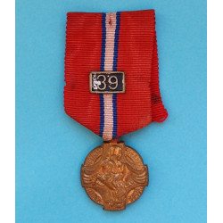 Závěsná fraková miniatura - Československá revoluční medaile s podpisem - 3. varianta závěsného ouška - Italské legie - štítek „39“