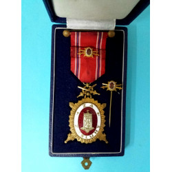 DOK IV.  Zlatý čestný odznak  IV. stupeň  čestný člen  2. třída 1945-49 v orig. etui - s meči