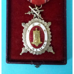 DOK IV. Stříbrný čestný odznak IV. stupeň  “čestný člen” 1. třída 1945-49 v orig. etui - s meči