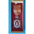 DOK IV. Stříbrný čestný odznak - IV. stupeň “čestný člen” 2 třída 1945-49 v orig. etui - s meči
