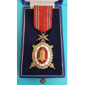 DOK IV. Stříbrný čestný odznak IV. stupeň  “čestný člen” 1. třída 1945-49 v orig. etui - s meči