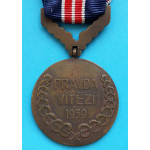 Československá medaile Za chrabrost před nepřítelem - II. Pražské vydání 1945-47 v orig. etui - varianta c-2 - český nápis - miniatura na stuze