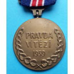 Československá medaile Za chrabrost před nepřítelem 1x lipová ratolest - I. Pražské vydání 1945 v orig. etui - varianta-b - slovenský nápis