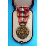 Československá revoluční medaile - s podpisem AB - vydání z let 1920-1938 v orig. etui - var. těžká světlá