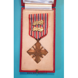 Československý válečný kříž 1939 - LONDÝNSKÉ VYDÁNÍ - 2x lipová ratolest , původní orig. etue - světlá varianta-a1