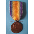 Československá medaile za vítězství - také zvaná Mezispojenecká vítězná medaile , LA MEDAILLE INTERALLIERE DE LA VICTORIE , varianta s podpisem medailéra 