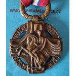 Československá REVOLUČNÍ MEDAILE - s podpisem medailéra - vydání z let 1920-1938 -  těžká varianta