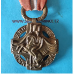 Československá REVOLUČNÍ MEDAILE - s podpisem medailéra - vydání z let 1920-1938 -  těžká varianta - číslo pluku 8