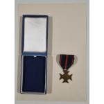Dekret a Pamětní odznak - kříž - SOPVP 1939–1945 - etue - kpt. Hanousek