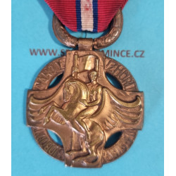 Československá revoluční medaile - bez podpisu medailéra - varianta světlá dutá 