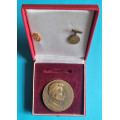 Bronzová medaile Prof.MUDr Jan Jánský 1873-1921 s etuí a miniaturou a odznak Vzorný dárce krve - červeno-zlatý