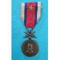 Bronzová medaile krále Karla IV. „ Za věrné služby “ 1918-19 s meči pro vojenské osoby s podpisem OP - 1.typ